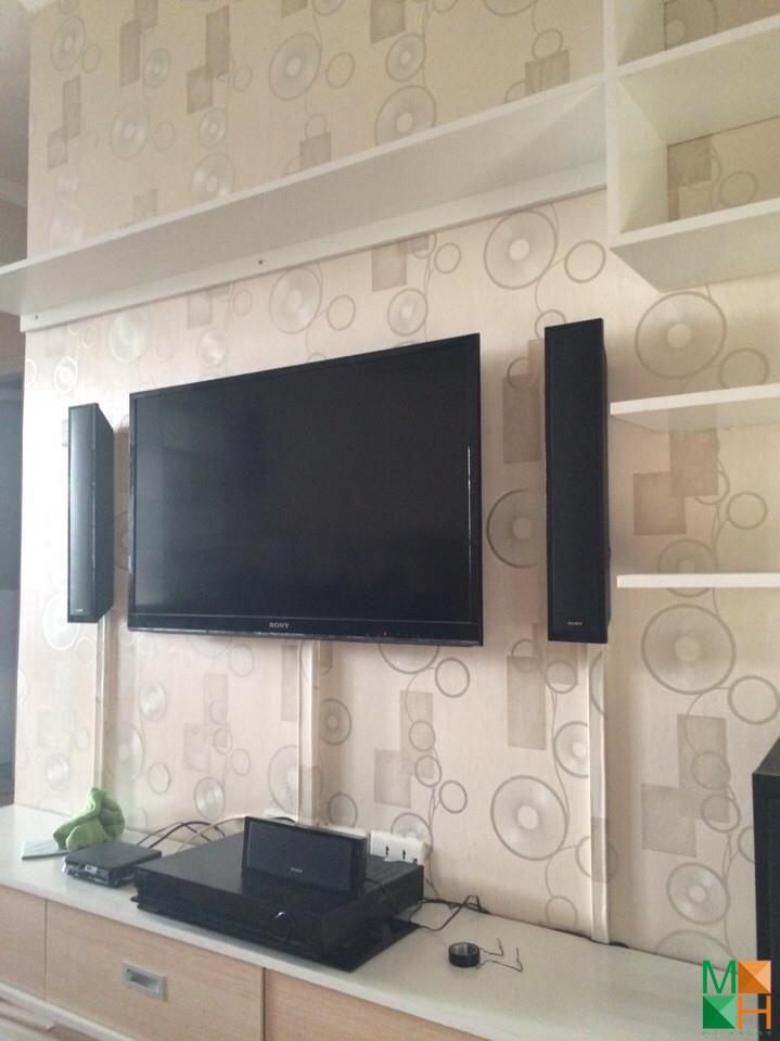 thi-cong-giay-dan-tuong-phong-khach (2)